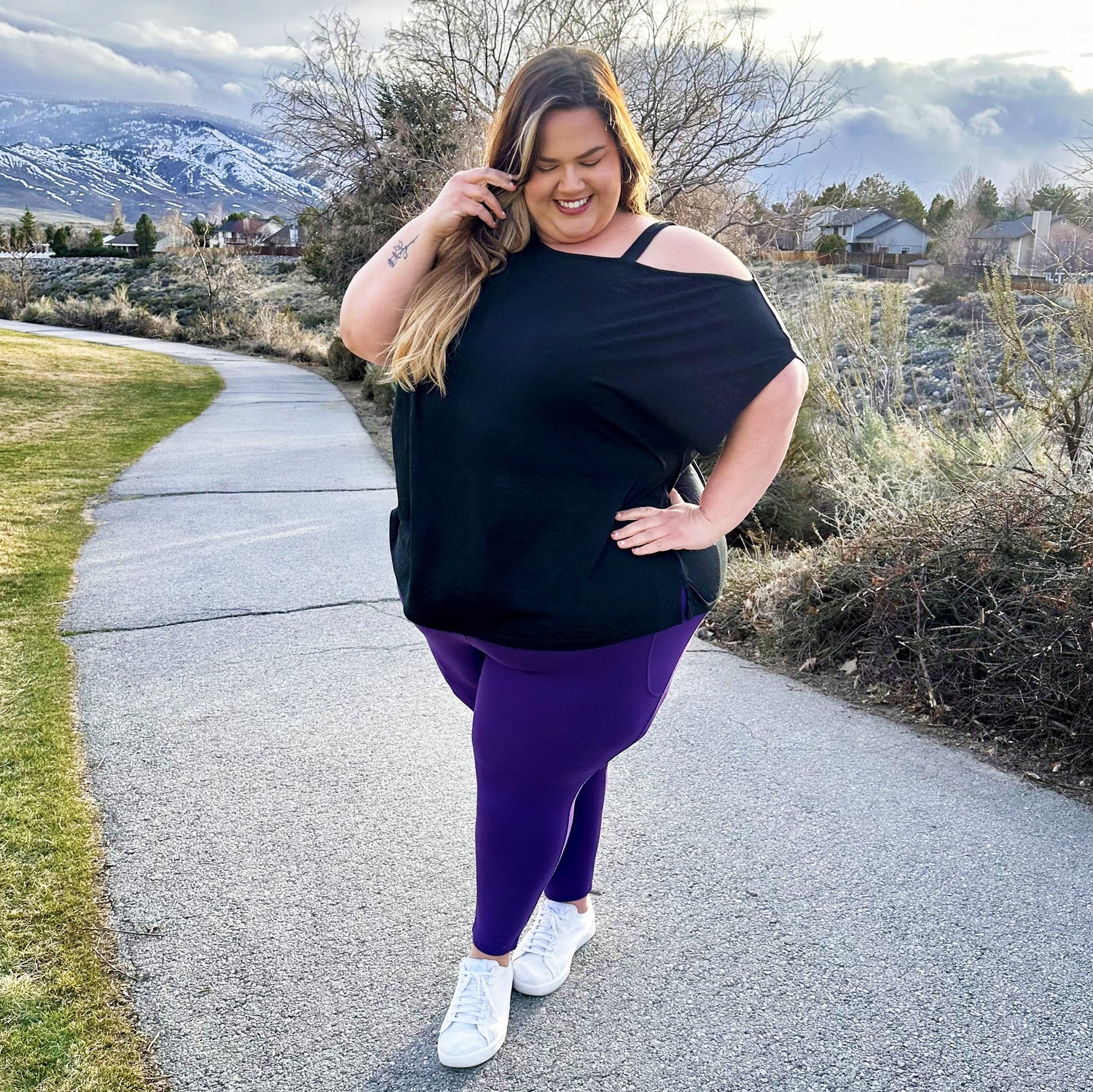 Debbie Off Shoulder Tee - Negro