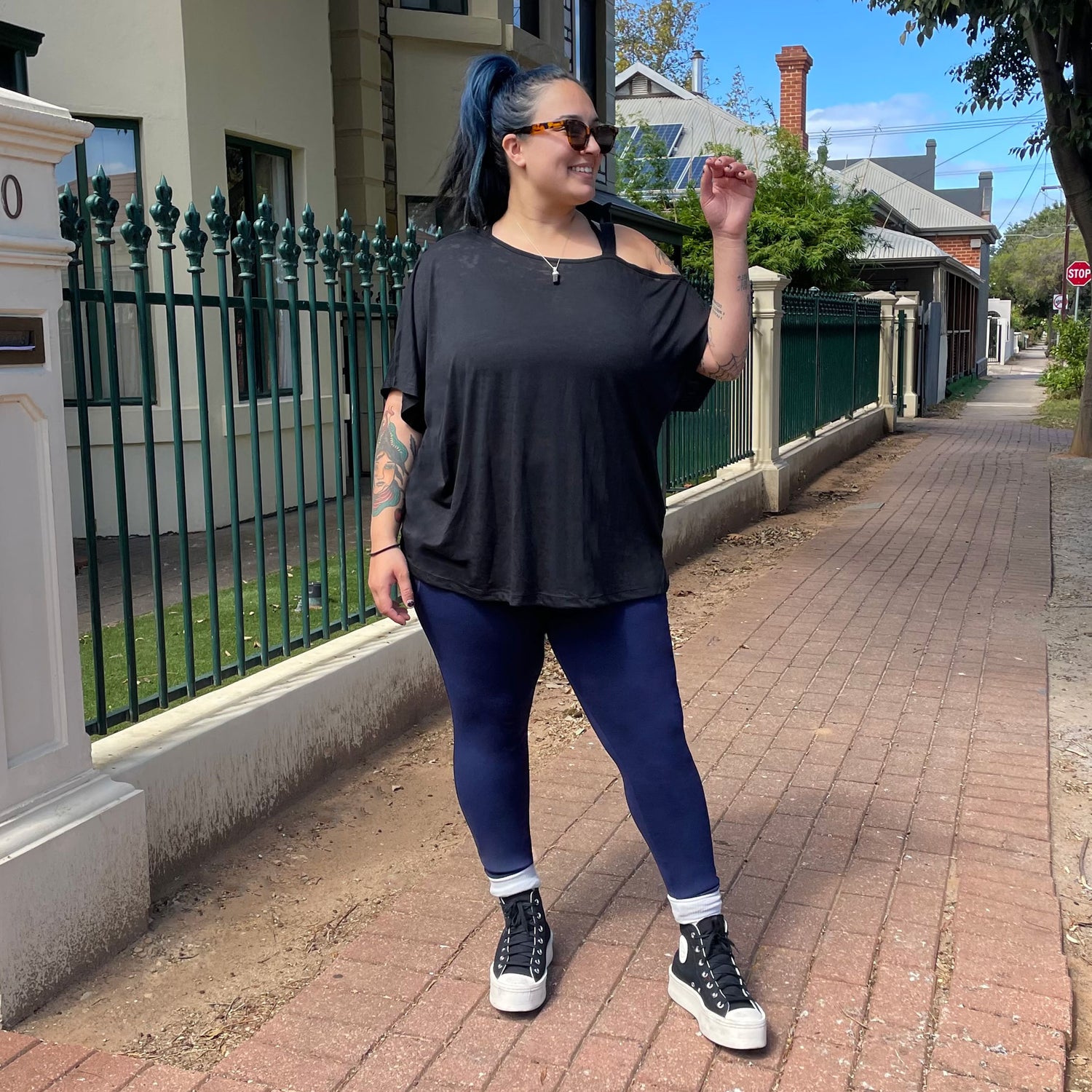 Debbie Off Shoulder Tee - Negro