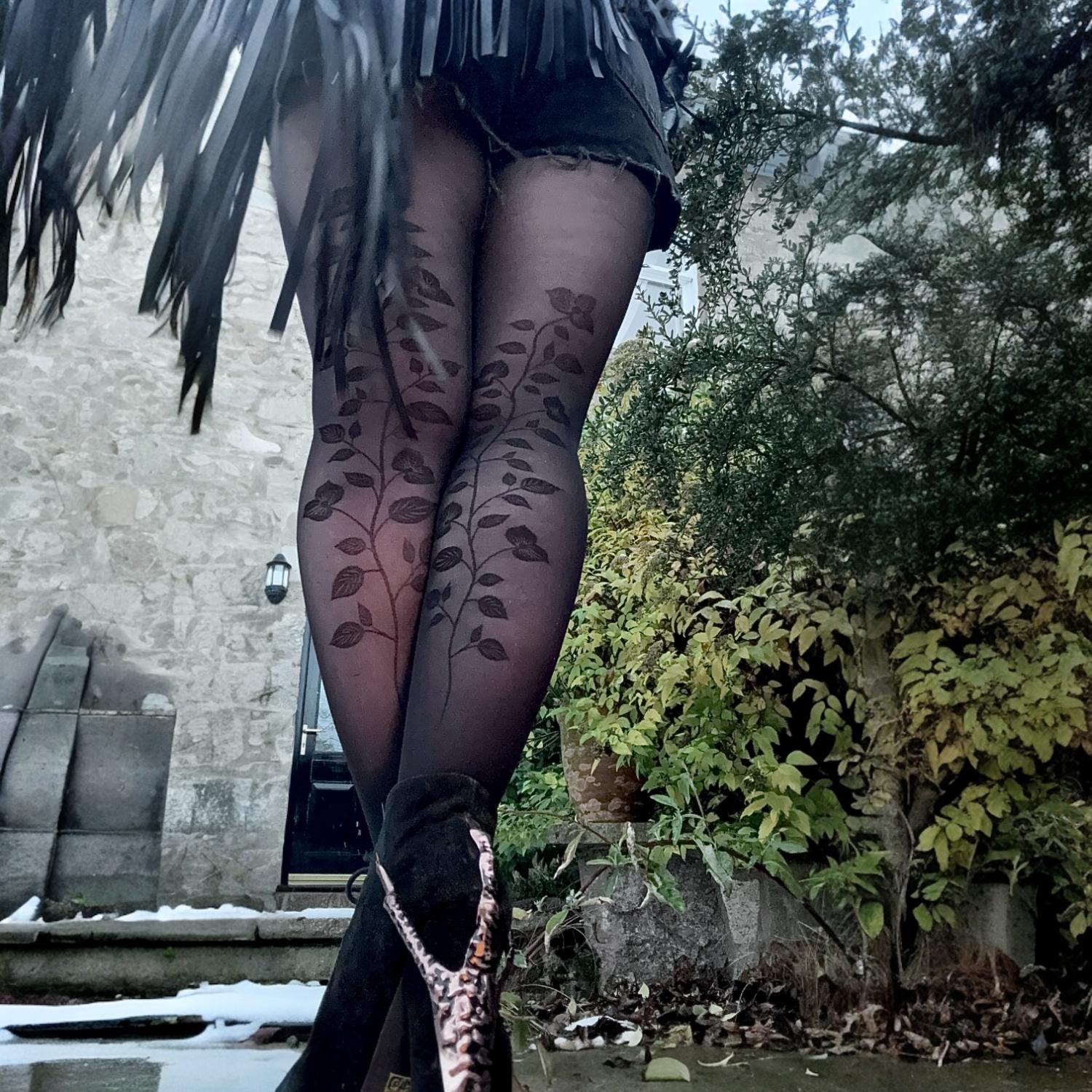 30 Denier Sheer Tights - Corra Bloom Flower Seam - Black